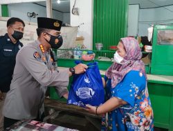 Polda Banten Bagikan Ribuan Paket Sembako Kepada PKL