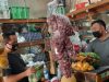 Dimas Saeful penjual buah saat ditemui Mdi19.com di Lapaknya, Jalan Haji Dimun Raya, Kecamatan Cilodong, Kota Depok, Minggu 25 Juli 2021. Foto: Arman.
