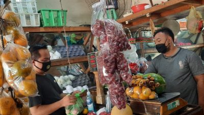 Dimas Saeful penjual buah saat ditemui Mdi19.com di Lapaknya, Jalan Haji Dimun Raya, Kecamatan Cilodong, Kota Depok, Minggu 25 Juli 2021. Foto: Arman.