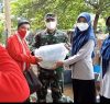 Dinas Ketahanan Pangan Serahkan Bantuan Benih Ikan Lele ke DPD Gercin, disaksikan wakil Danramil Pulogadung. Foto: Arman.