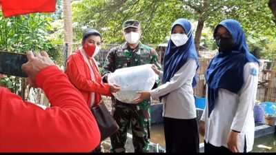 Dinas Ketahanan Pangan Serahkan Bantuan Benih Ikan Lele ke DPD Gercin, disaksikan wakil Danramil Pulogadung. Foto: Arman.
