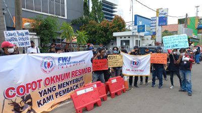 Wartawan FWJ Indonesia di USIR oknum Resmob, Markas Polres Kota Depok di Demo